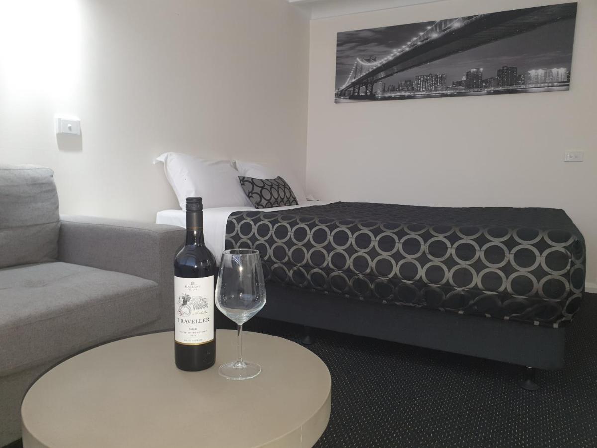 Charles Sturt Motor Inn West Wyalong Eksteriør billede