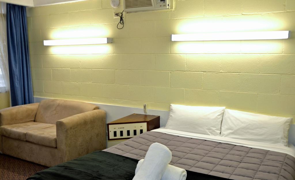 Charles Sturt Motor Inn West Wyalong Eksteriør billede