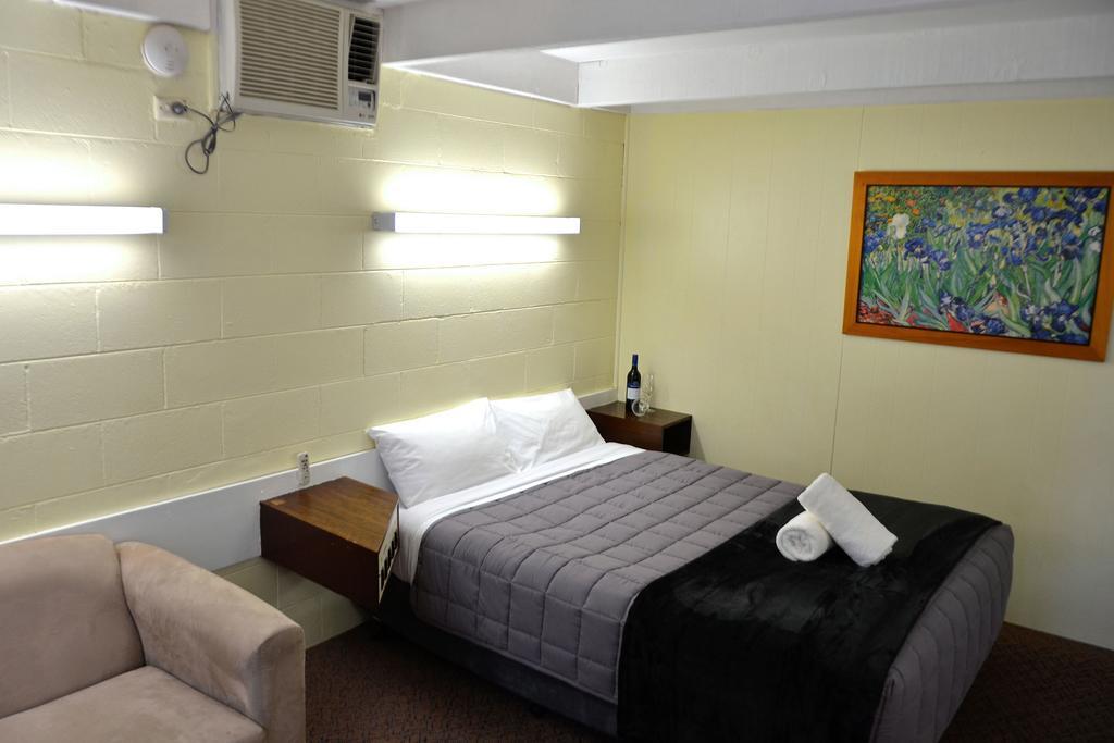 Charles Sturt Motor Inn West Wyalong Eksteriør billede
